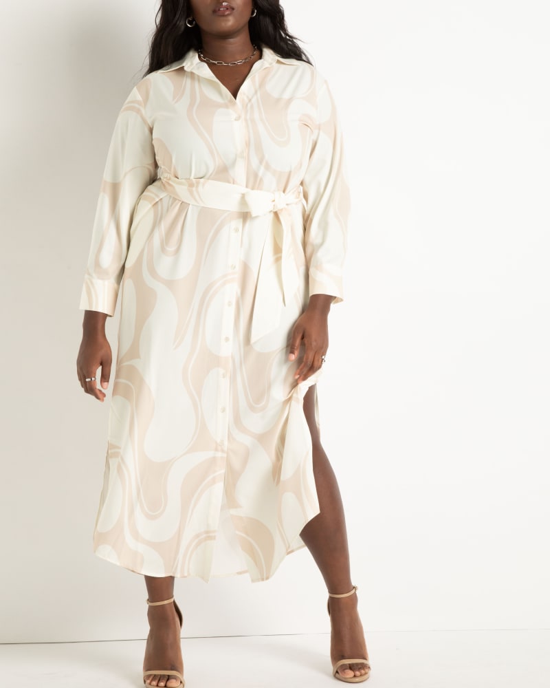 Front of a model wearing a size 14 Maxi Printed Shirtdress in Oat Milk by ELOQUII. | dia_product_style_image_id:272812